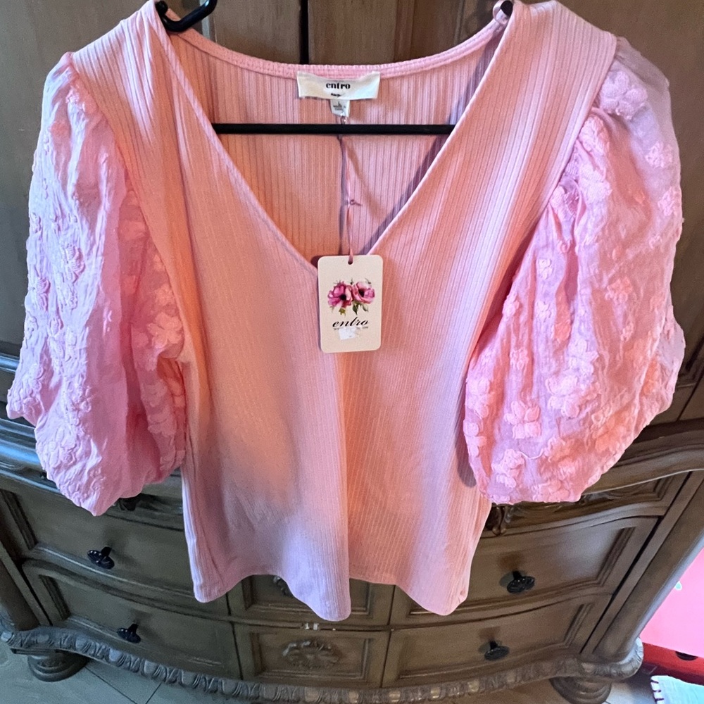 Brand new Entro top with puffy sleeves. Peach in color. Size large